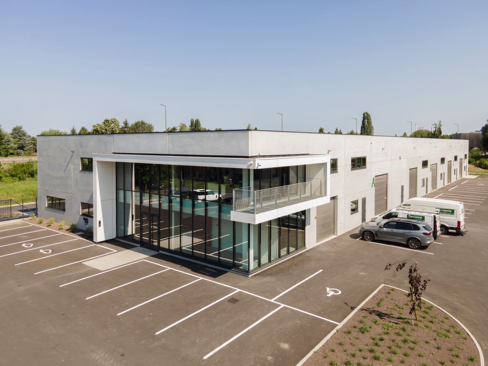 Bâtiment Industriel avec bureaux, entrepôt et unités multifonctionnelles