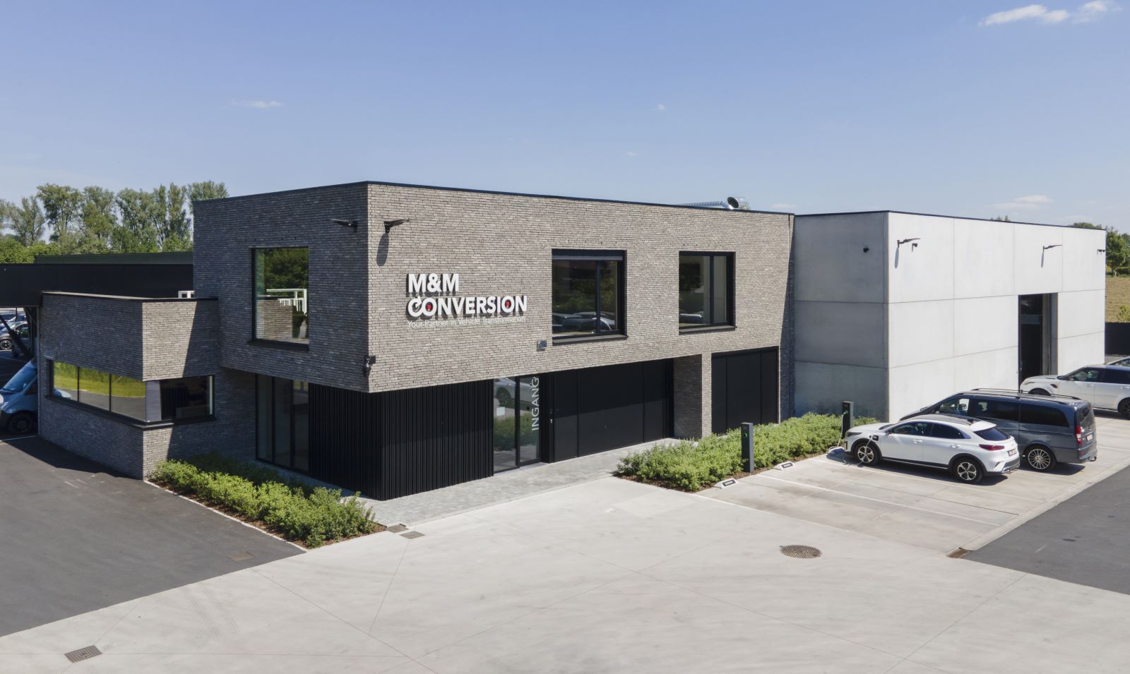 Bâtiment industriel avec bureaux et atelier