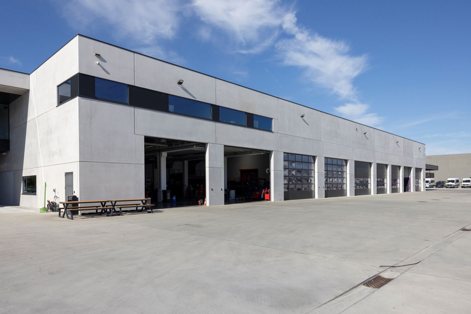 Bâtiment d&rsquo;entreprise comprenant des bureaux, un atelier et un aire de stationnement pour bus