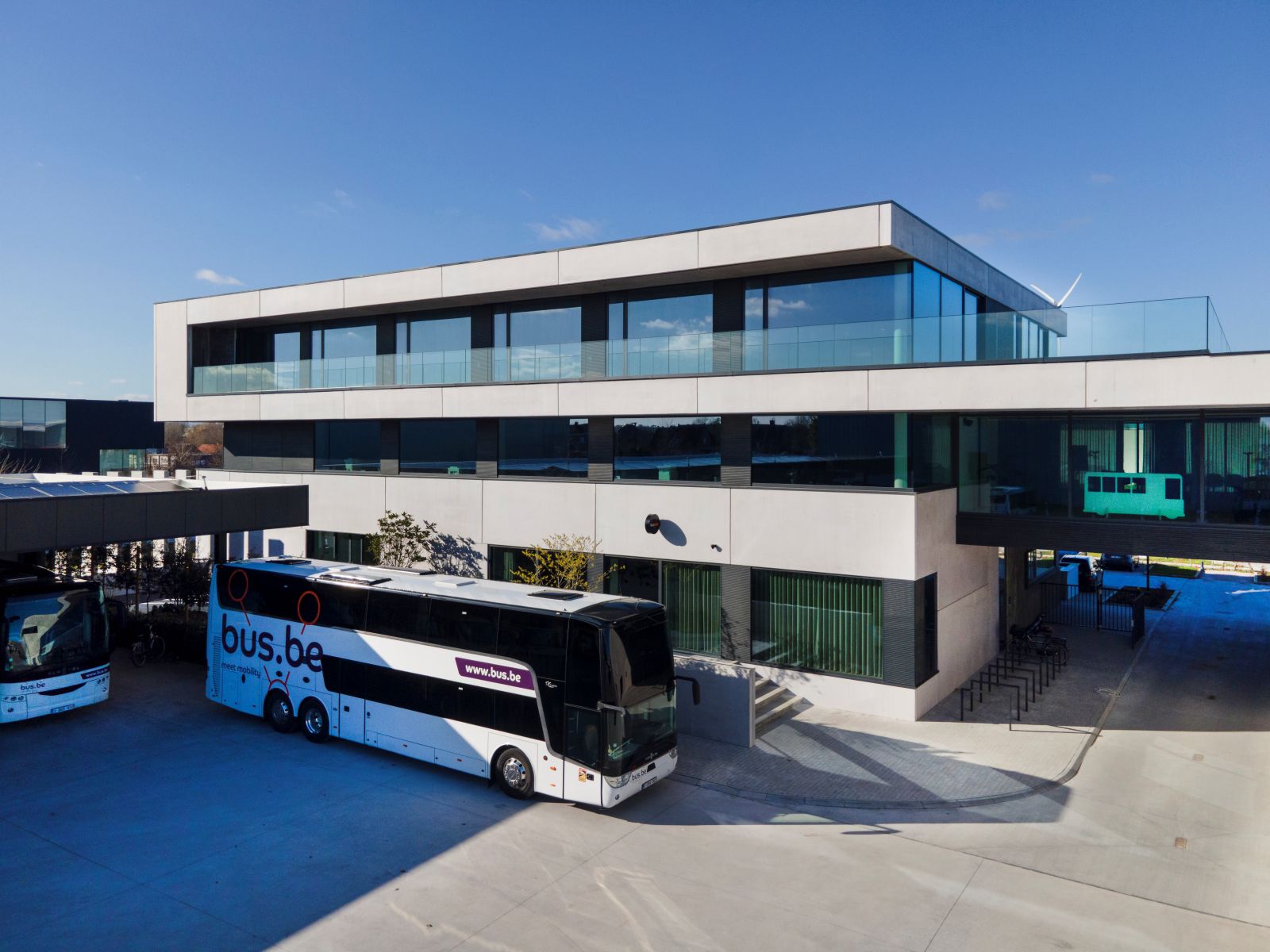 Bâtiment d&rsquo;entreprise comprenant des bureaux, un atelier et un aire de stationnement pour bus