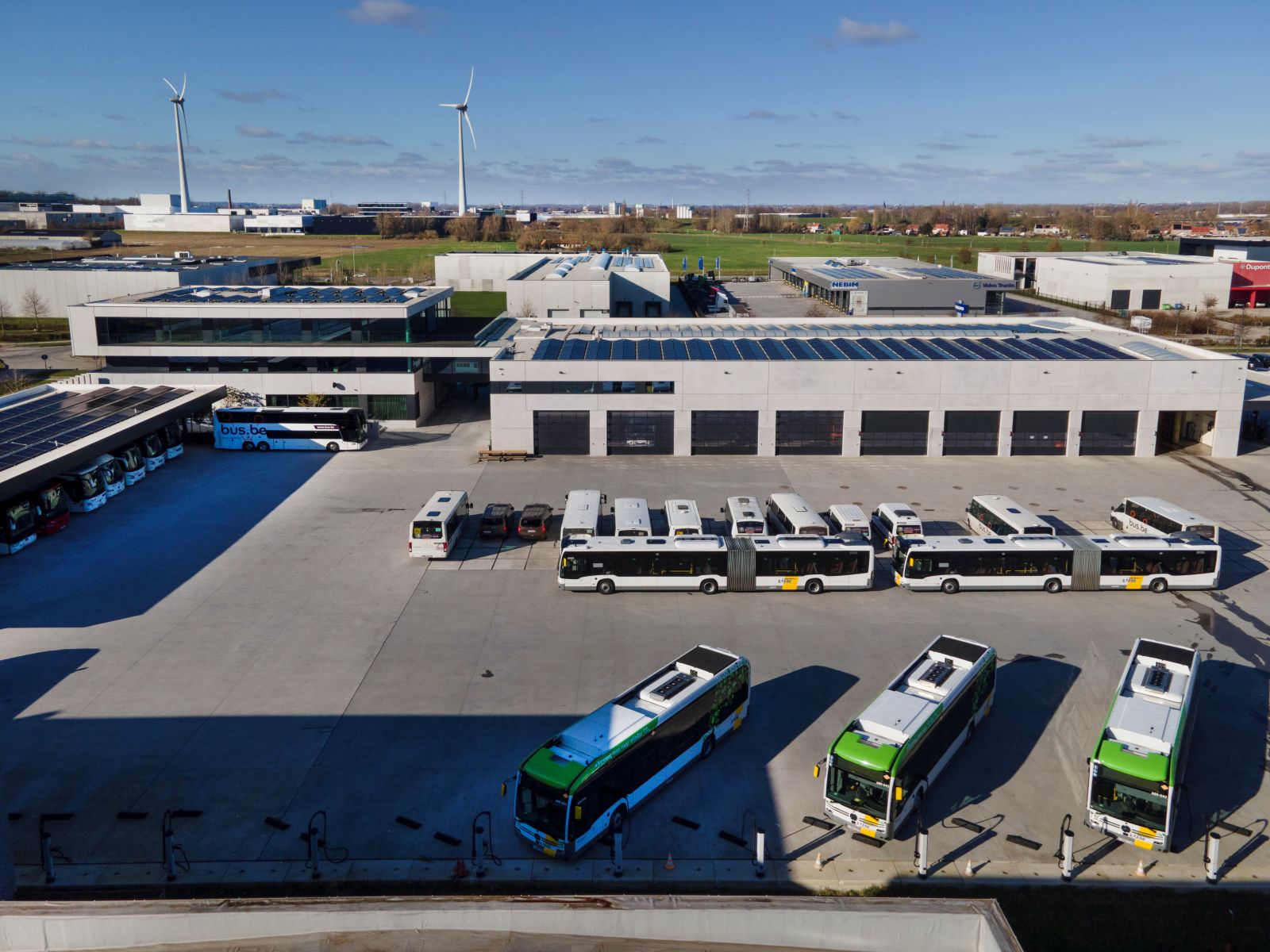 Bâtiment d&rsquo;entreprise comprenant des bureaux, un atelier et un aire de stationnement pour bus